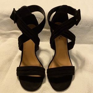 Quipid clunky heel black with tan foot pad